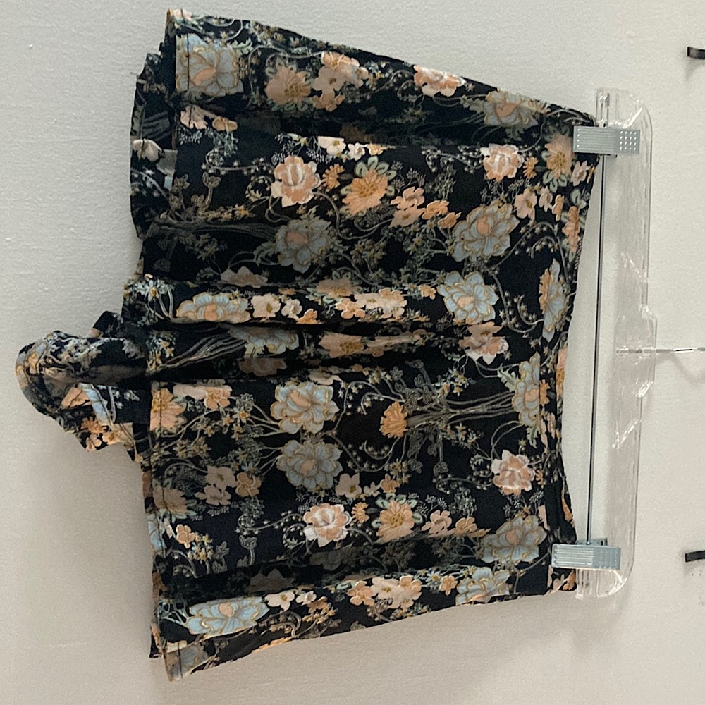En Crème size small floral shorts